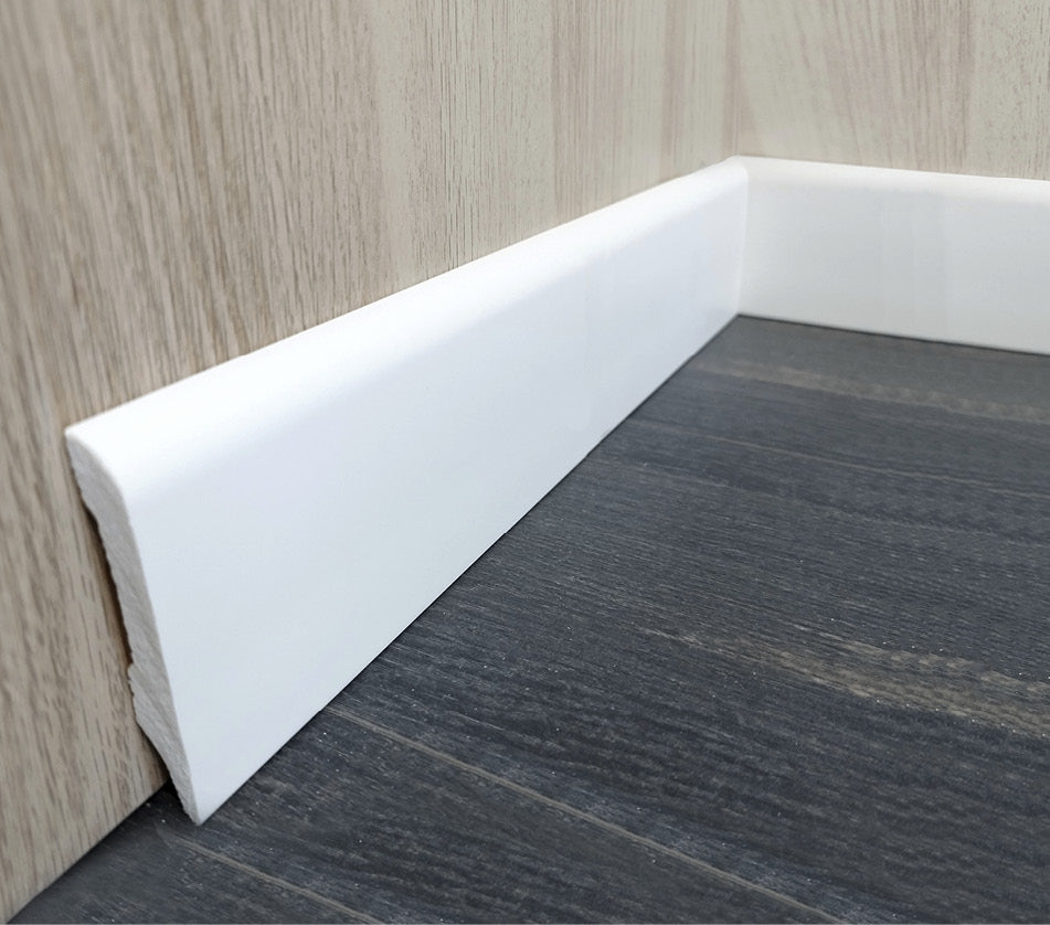 Rodapé HD 301, resistente e ideal para acabamentos sofisticados em interiores.