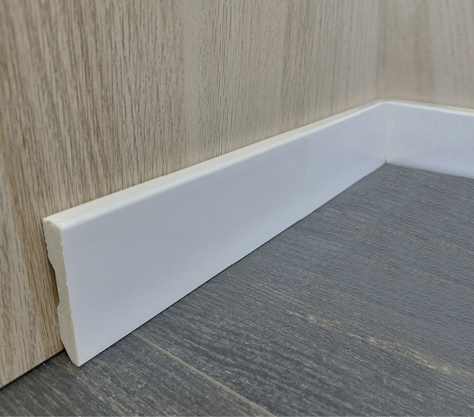 Rodapé HD, acabamento discreto e resistente. Ideal para um toque sofisticado na decoração de interiores.