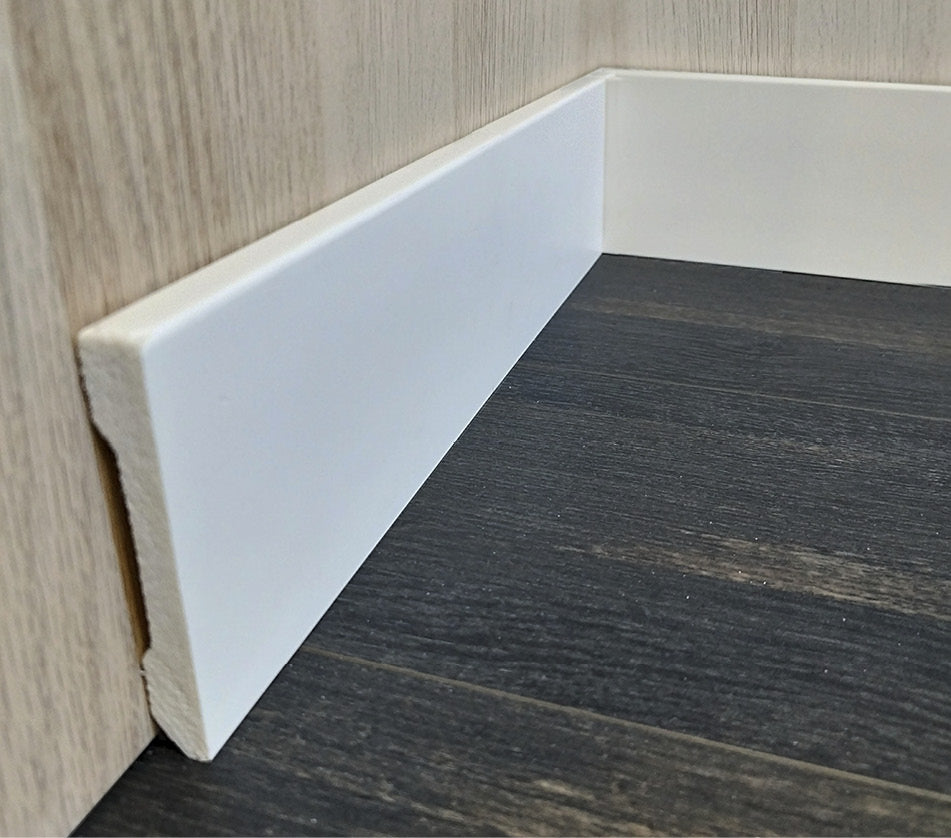 Rodapé HD, acabamento moderno e resistente. Perfeito para uma decoração sofisticada e durável.