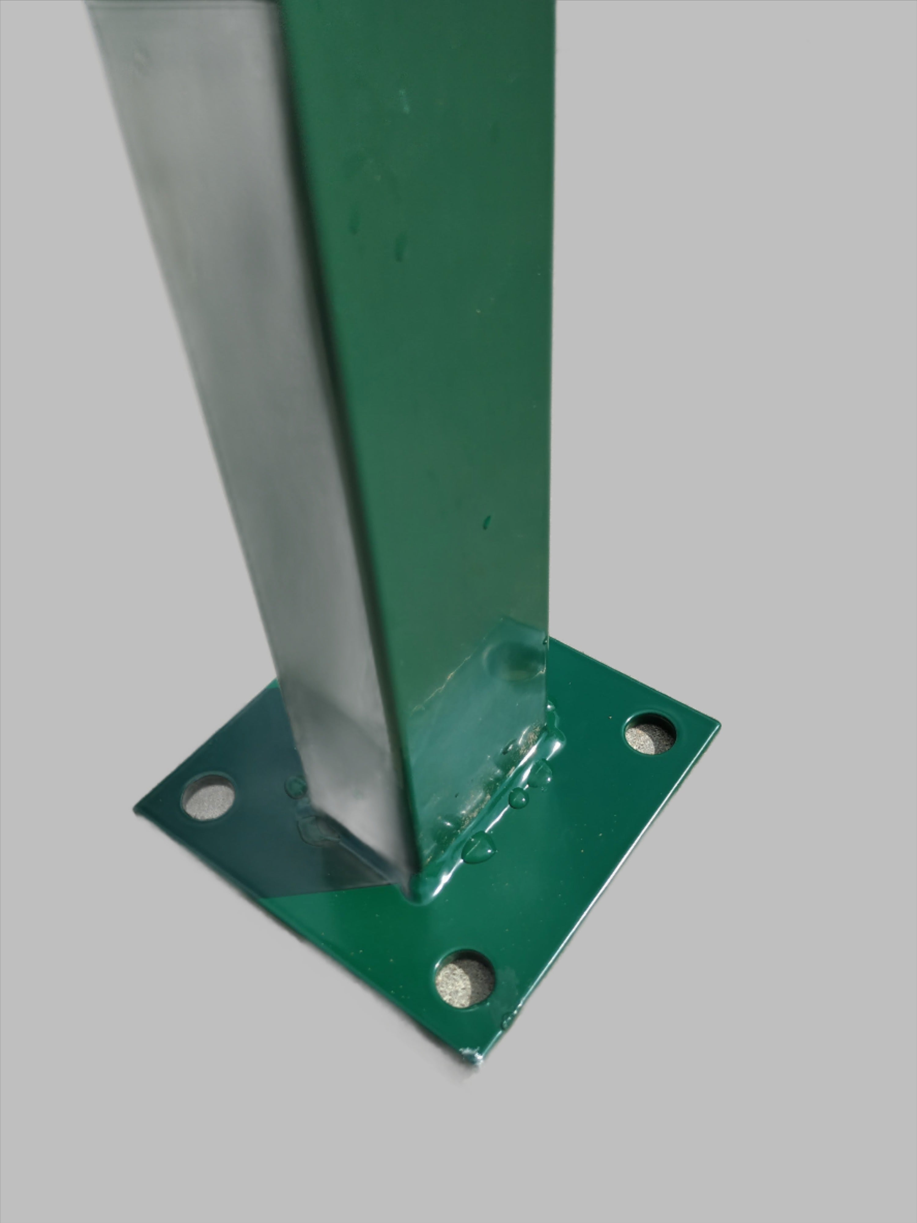 Vedação com poste verde, estrutura resistente para delimitação de espaços exteriores. Fácil instalação e durabilidade.