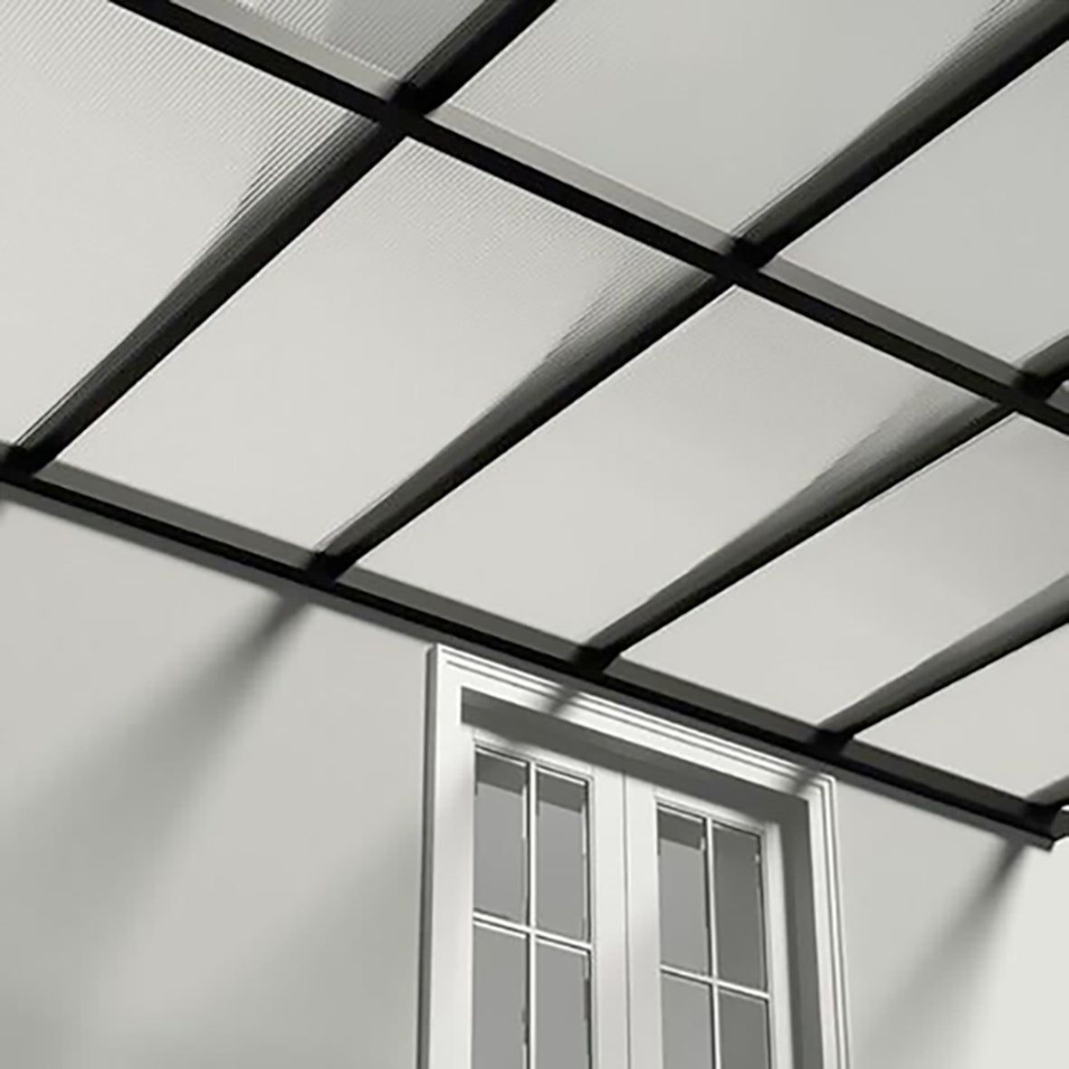 Placa de policarbonato, material resistente e leve. Perfeito para coberturas, divisórias e soluções de iluminação natural.