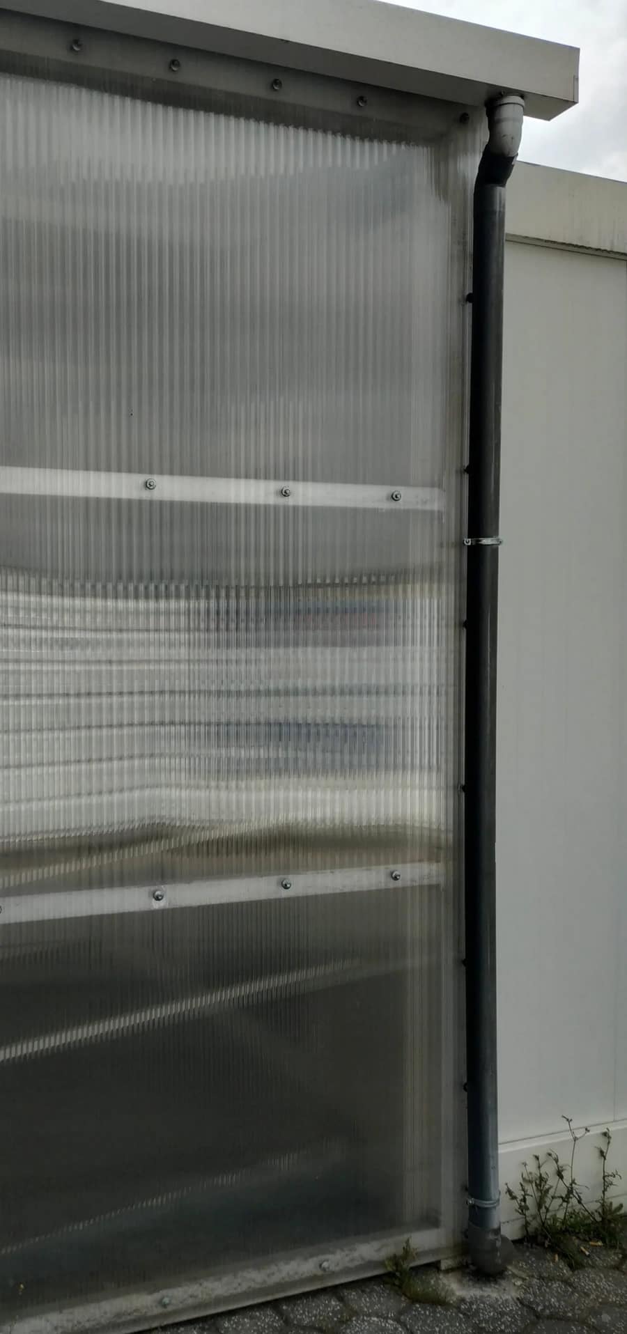 Placa de policarbonato, resistente e leve. Perfeita para coberturas, divisórias e soluções de iluminação natural.