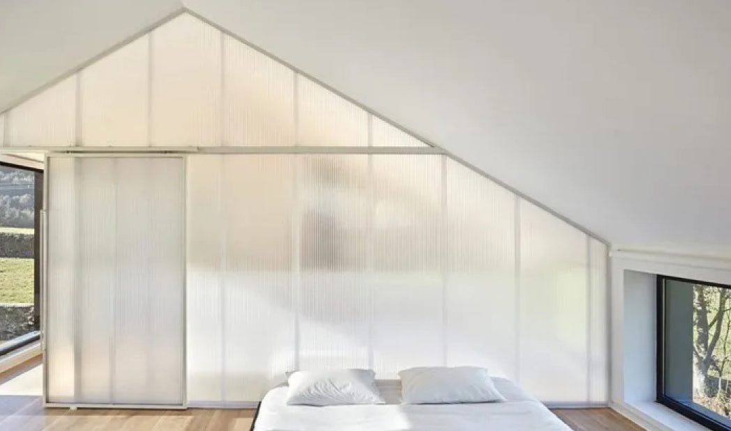 Placa de policarbonato, material resistente e leve. Perfeito para coberturas, divisórias e soluções de iluminação natural.