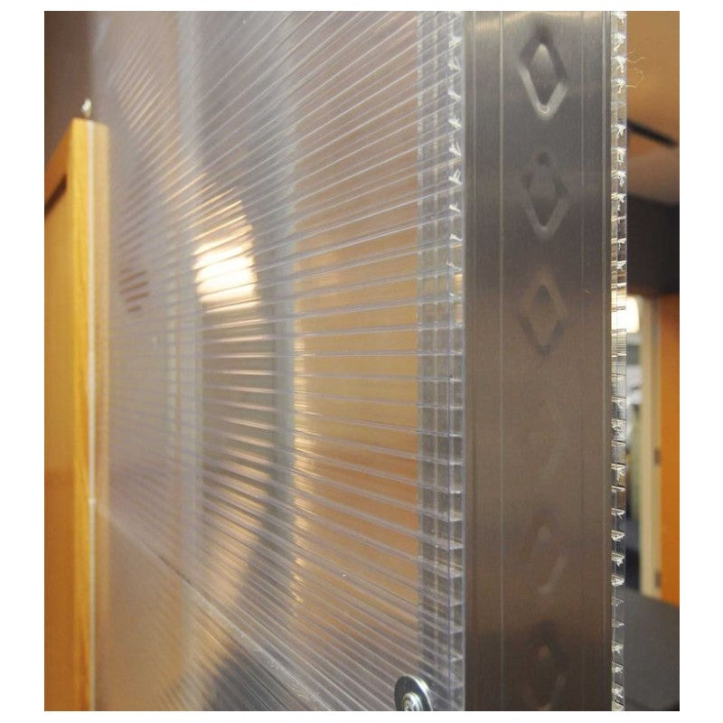 Placa de policarbonato, material resistente e leve. Perfeito para coberturas, divisórias e soluções de iluminação natural.
