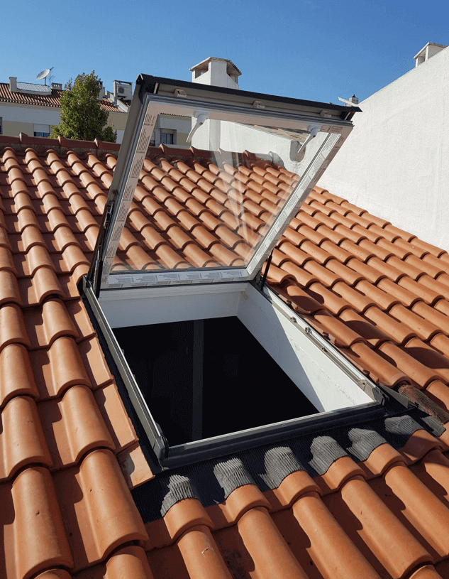 Janela de Sótão c/ Dobradiça Projetante IGKV em PVC | ODEM