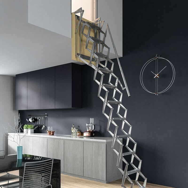 Escada recolhível de parede SC-WALL, estrutura compacta e segura. Ideal para acessos a espaços elevados.