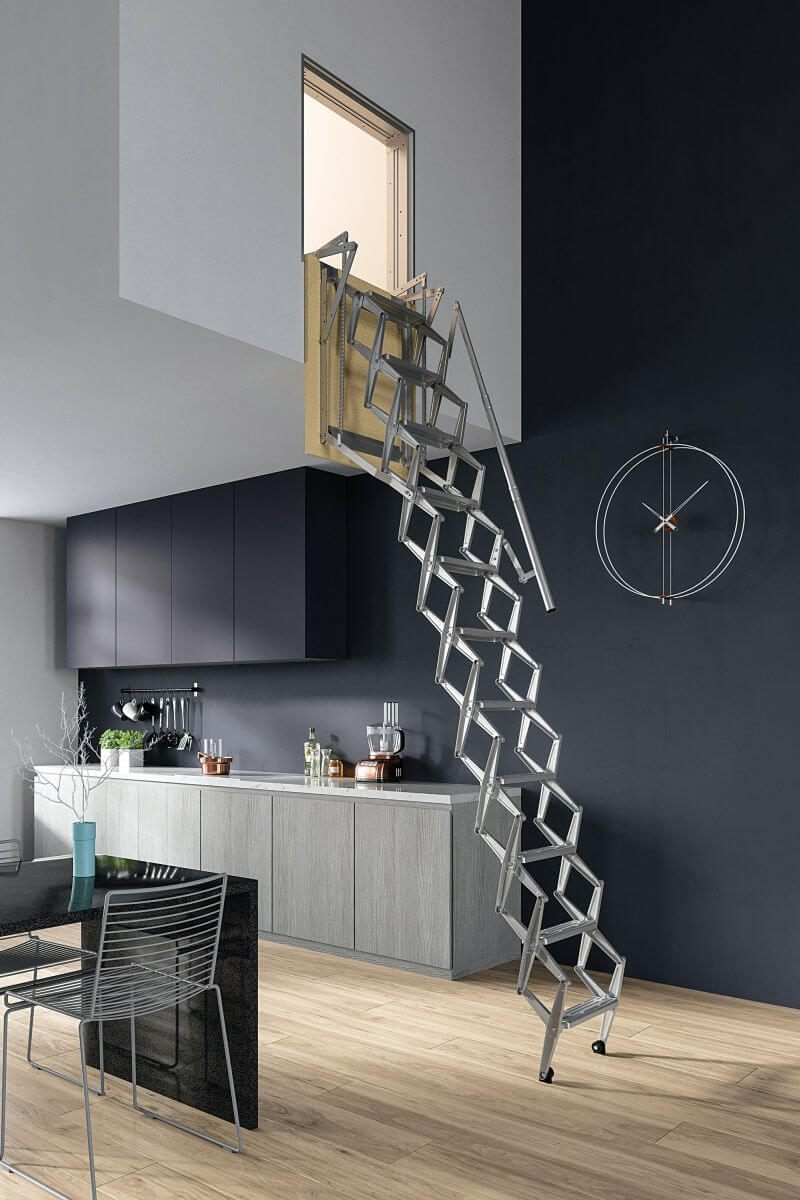 Escada recolhível de parede SC-WALL, estrutura compacta e segura. Ideal para acessos a espaços elevados.