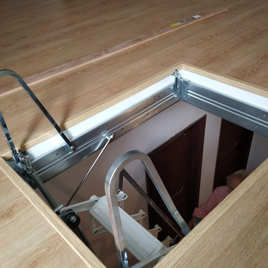 Escada recolhível SC-MOTORA, estrutura compacta e segura para acesso elevado.
