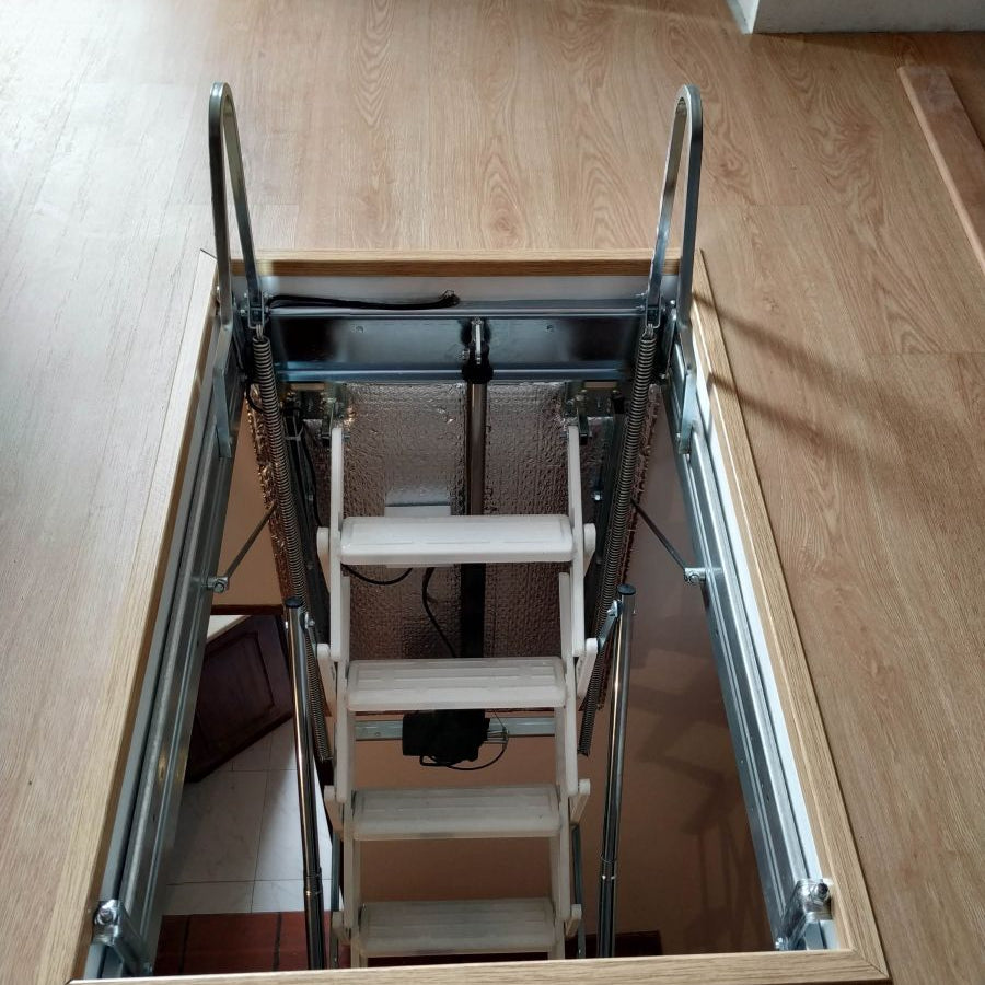 Escada recolhível SC-MOTORA, estrutura compacta e segura para acesso elevado.
