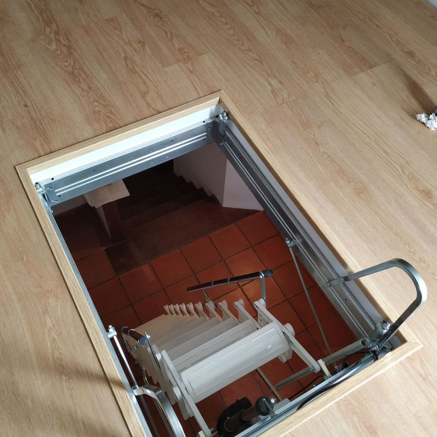 Escada recolhível SC-MOTORA, estrutura compacta e segura para acesso elevado.
