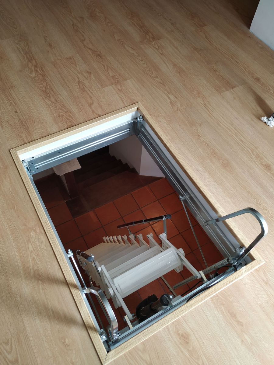 Escada recolhível SC-MOTORA, estrutura compacta e segura para acesso elevado.