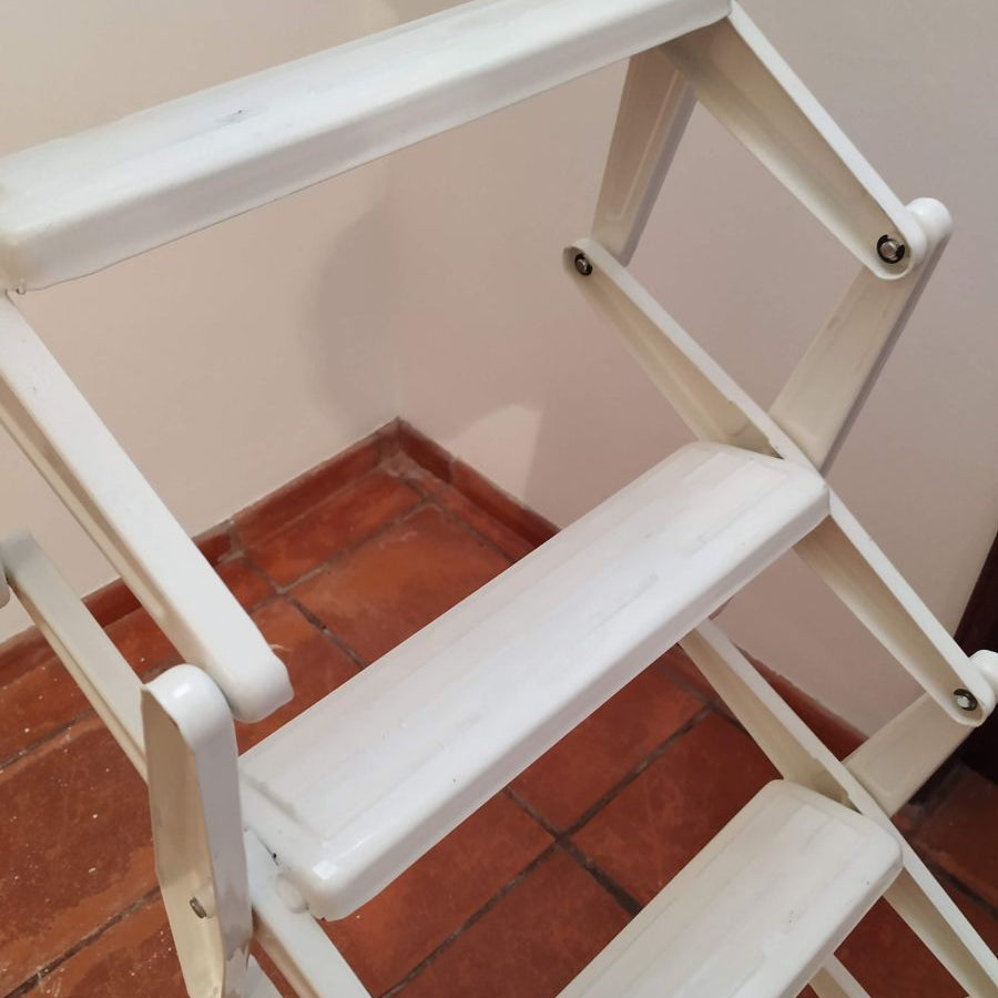 Escada recolhível SC-MOTORA, estrutura compacta e segura para acesso elevado.