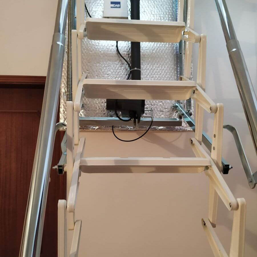 Escada recolhível SC-MOTORA, estrutura compacta e segura para acesso elevado.