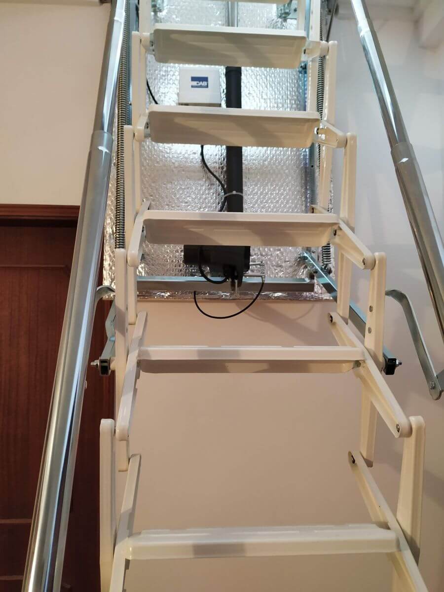 Escada recolhível SC-MOTORA, estrutura compacta e segura para acesso elevado.