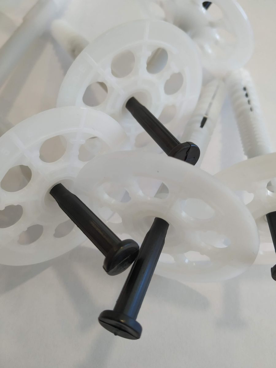 Bucha de fixação total, resistente e segura. Ideal para ancoragem em superfícies sólidas.