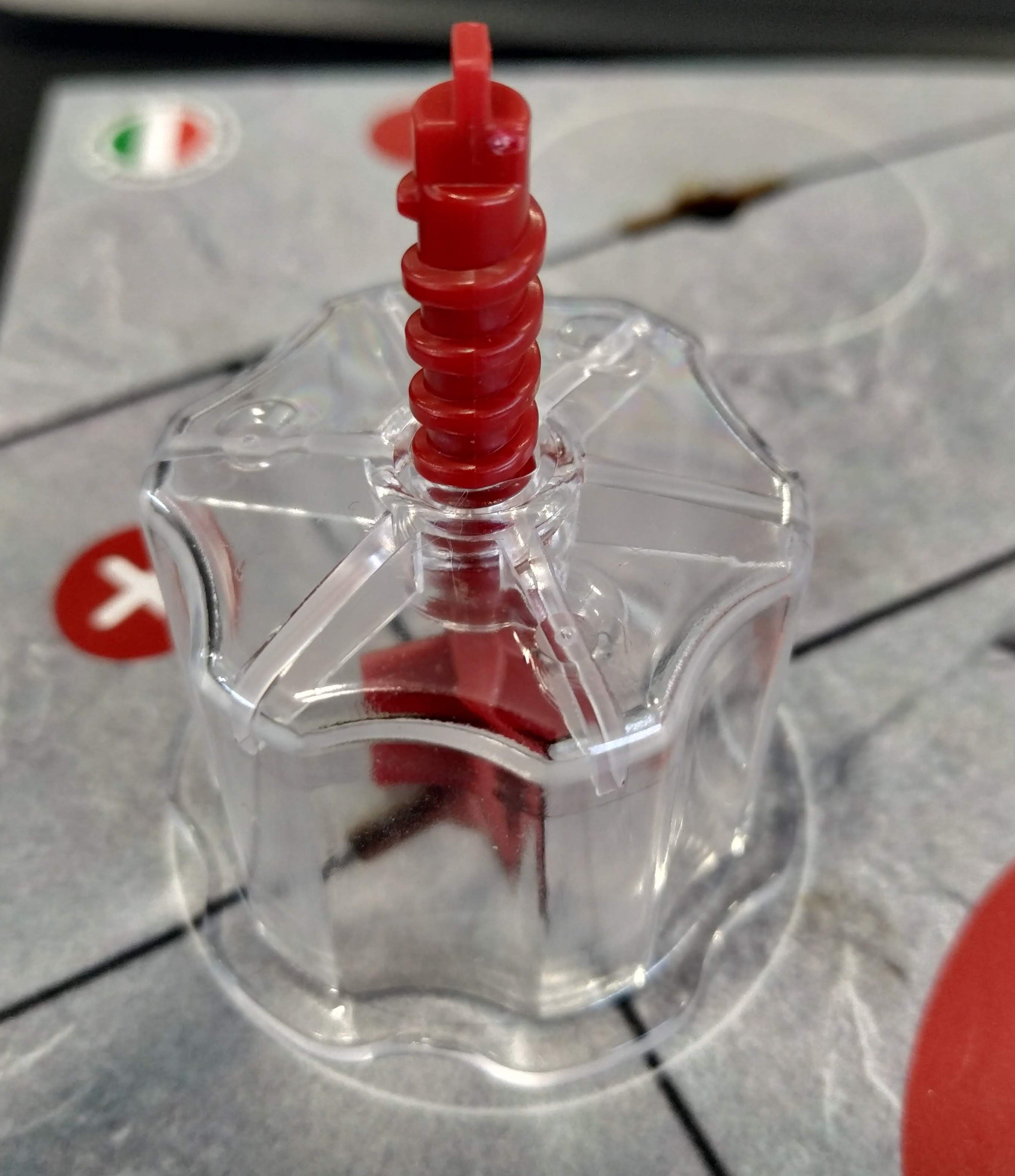 Balde Kit TXI, resistente e prático. Ideal para armazenamento e transporte de materiais líquidos ou sólidos.