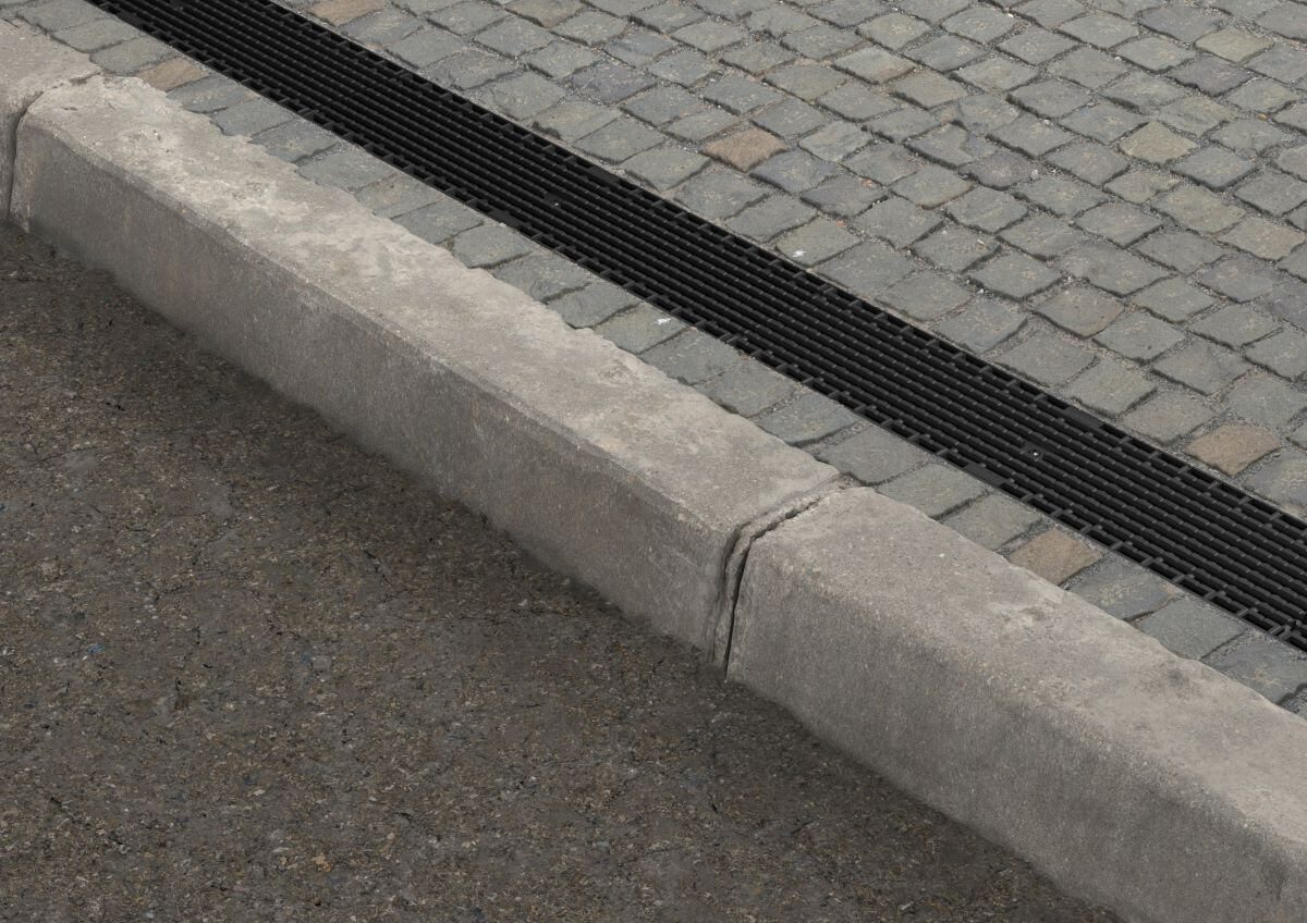 Grelha plástica preta ForU30, resistente e funcional. Ideal para sistemas de drenagem e escoamento de água.