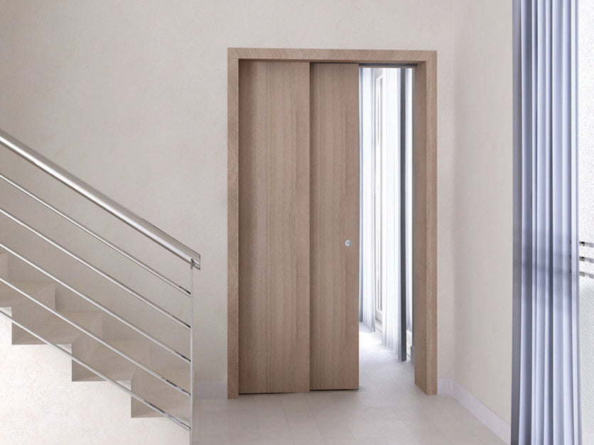 Porta única, resistente e elegante. Perfeita para divisões interiores ou exteriores com acabamento moderno.