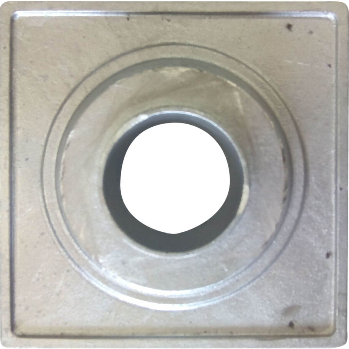 Ralo de drenagem, resistente e funcional. Ideal para escoamento eficiente em áreas internas e externas.