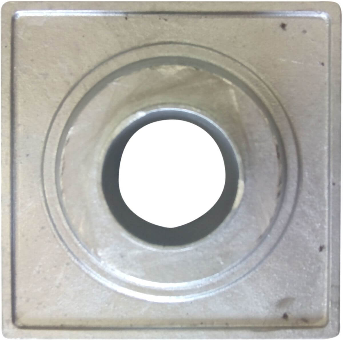 Ralo de drenagem, resistente e funcional. Ideal para escoamento eficiente em áreas internas e externas.