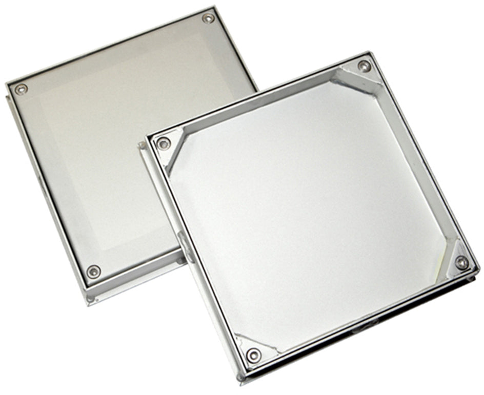 Tampa rasa reversível REVA, solução discreta e resistente para coberturas técnicas.