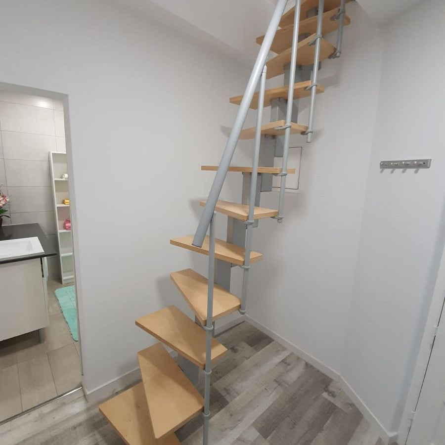 Escada Small, compacta e resistente. Perfeita para acesso a espaços elevados com segurança.