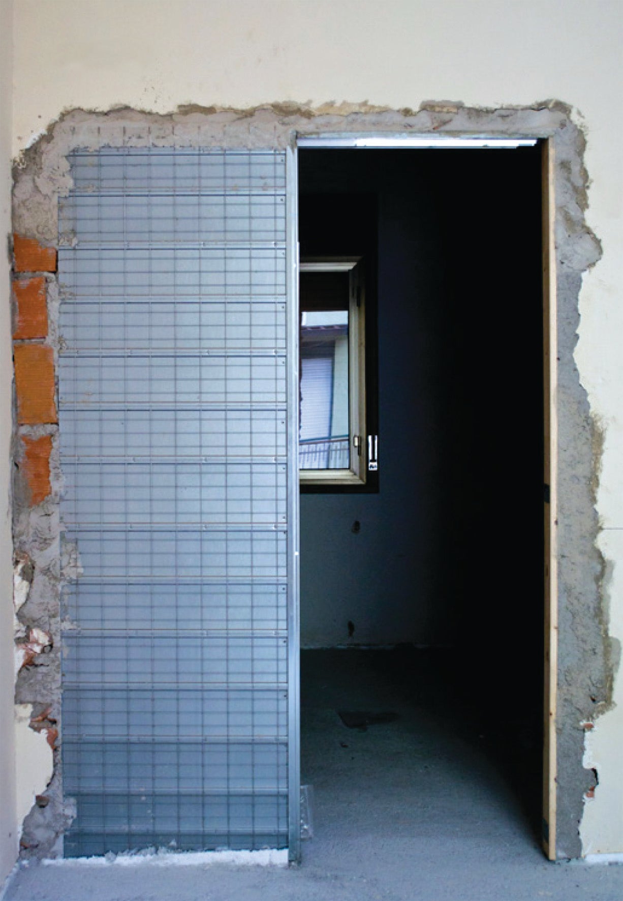Porta resistente, design moderno e funcional para interiores e exteriores.