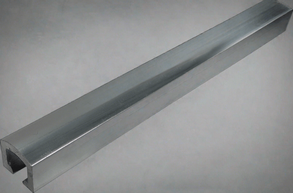 Listelo 10x8mm com testa arredondada e acabamento brilhante, ideal para acabamentos sofisticados em pavimentos e revestimentos.