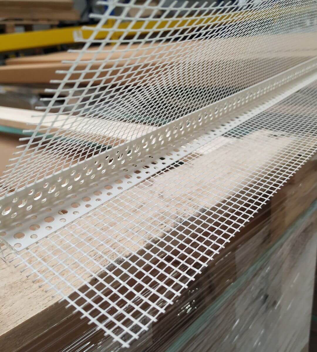 Perfil com rede, solução prática para acabamentos e proteção em diversas aplicações.