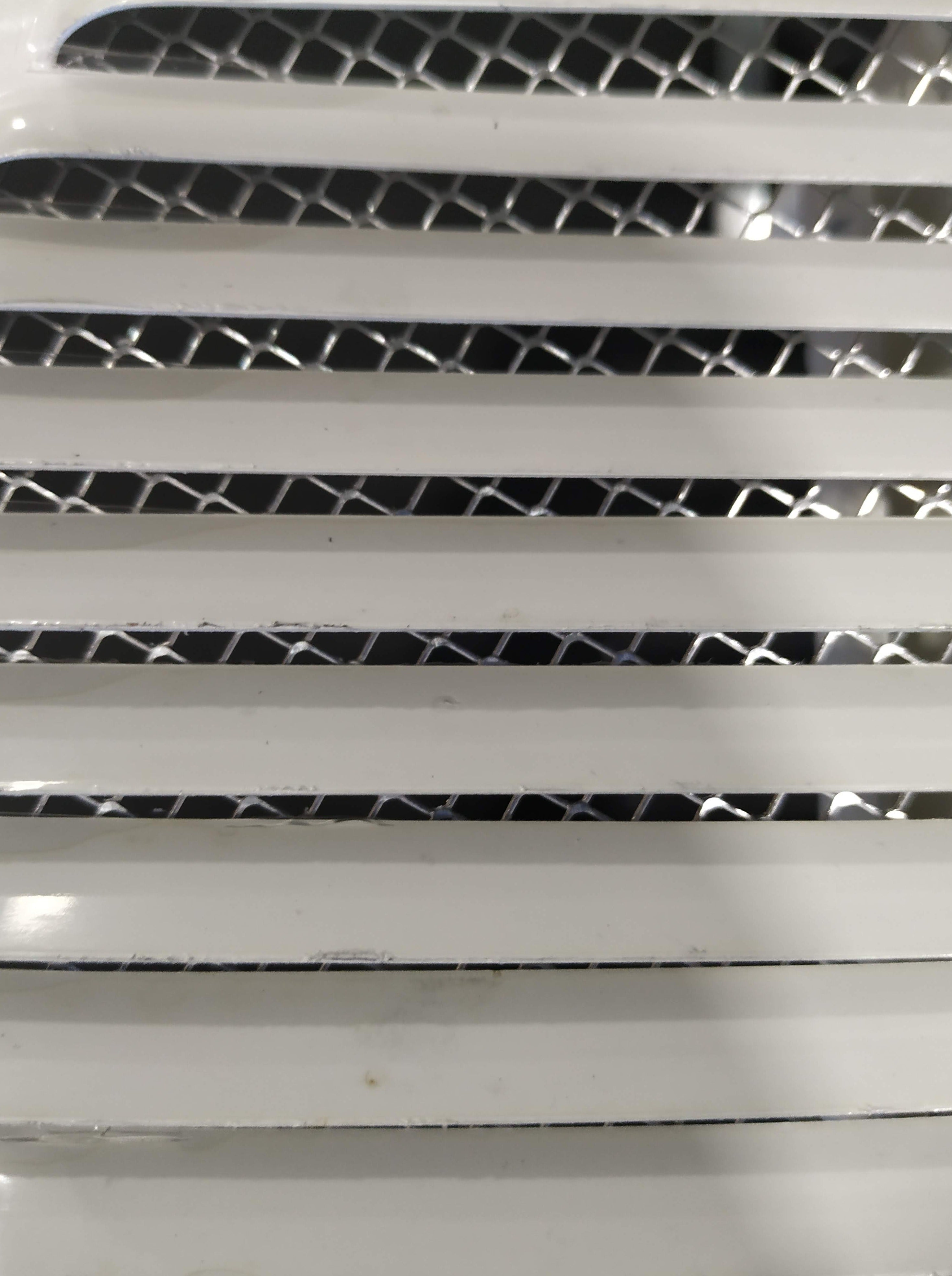 Grelha de Ventilação com Mola em Alumínio | Branco