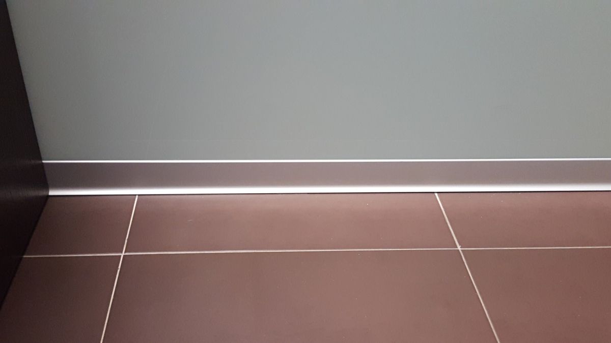 Rodapé decorativo, resistente e elegante. Ideal para acabamentos sofisticados em espaços interiores.