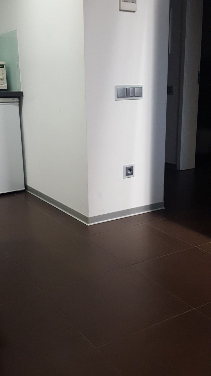 Rodapé decorativo, resistente e de fácil instalação. Ideal para acabamentos sofisticados em qualquer ambiente.