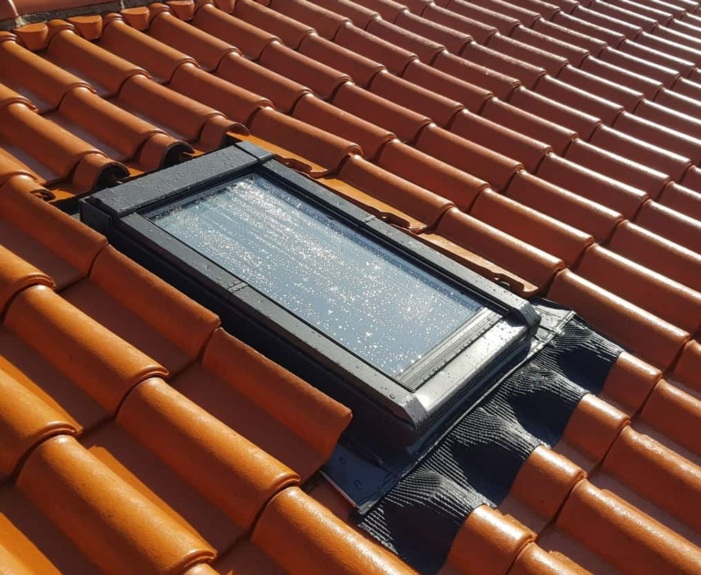 Janela de Sótão em PVC  Abertura Basculante | BGOV  Dobradiça Central