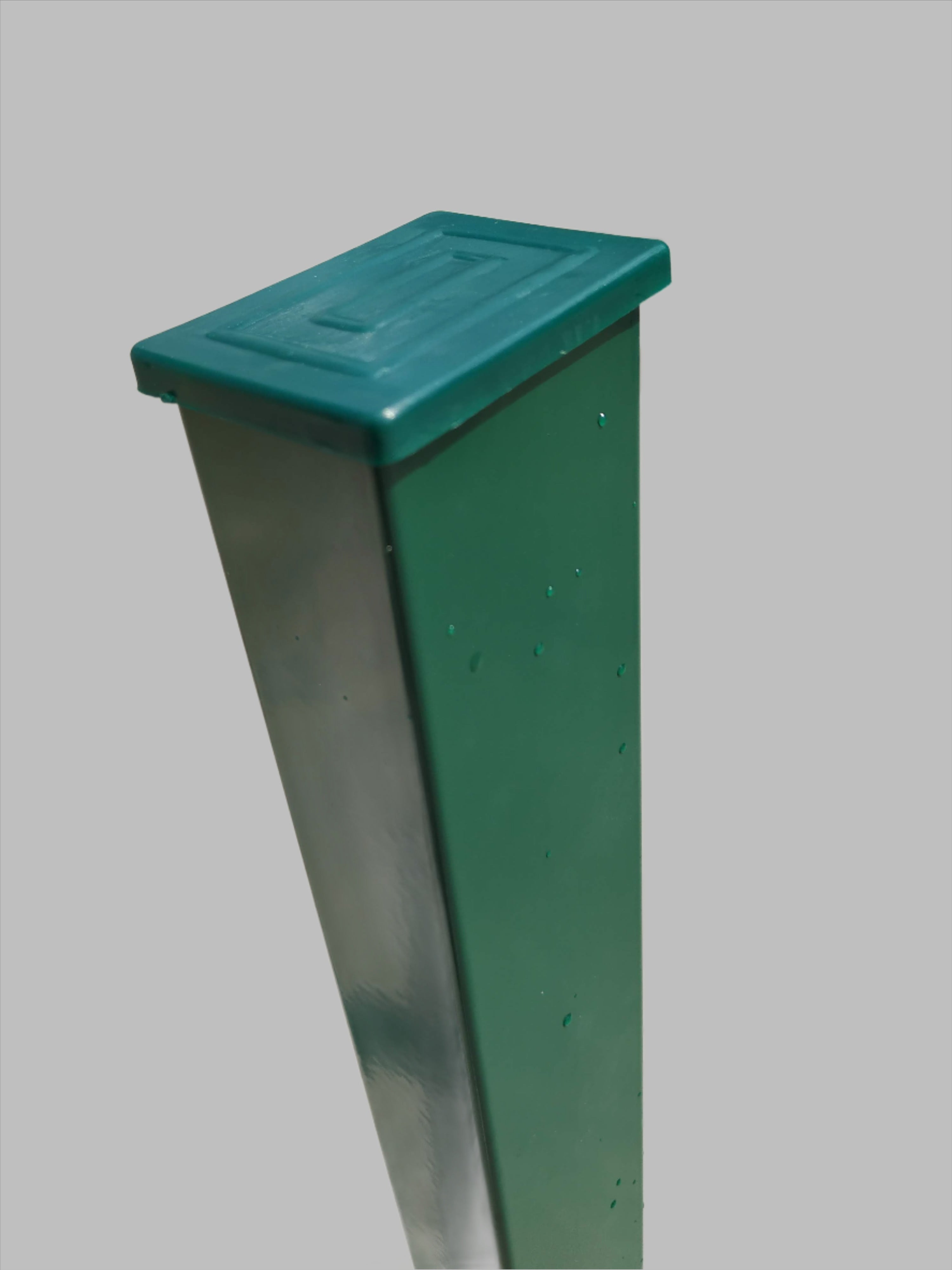 Vedação com poste verde, estrutura resistente para delimitação de espaços exteriores. Fácil instalação e durabilidade.