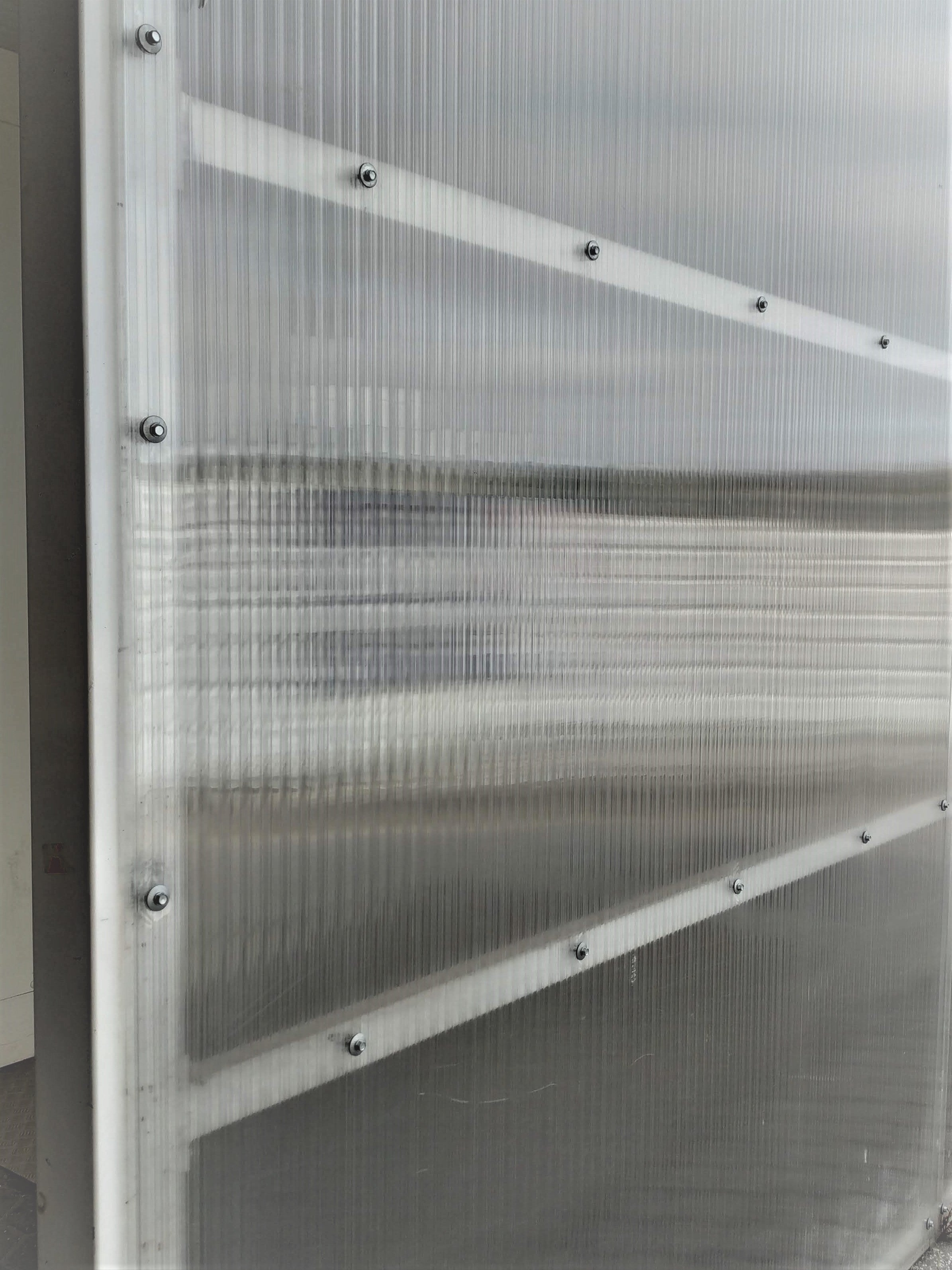 Placa de policarbonato, material resistente e leve. Perfeito para coberturas, divisórias e soluções de iluminação natural.