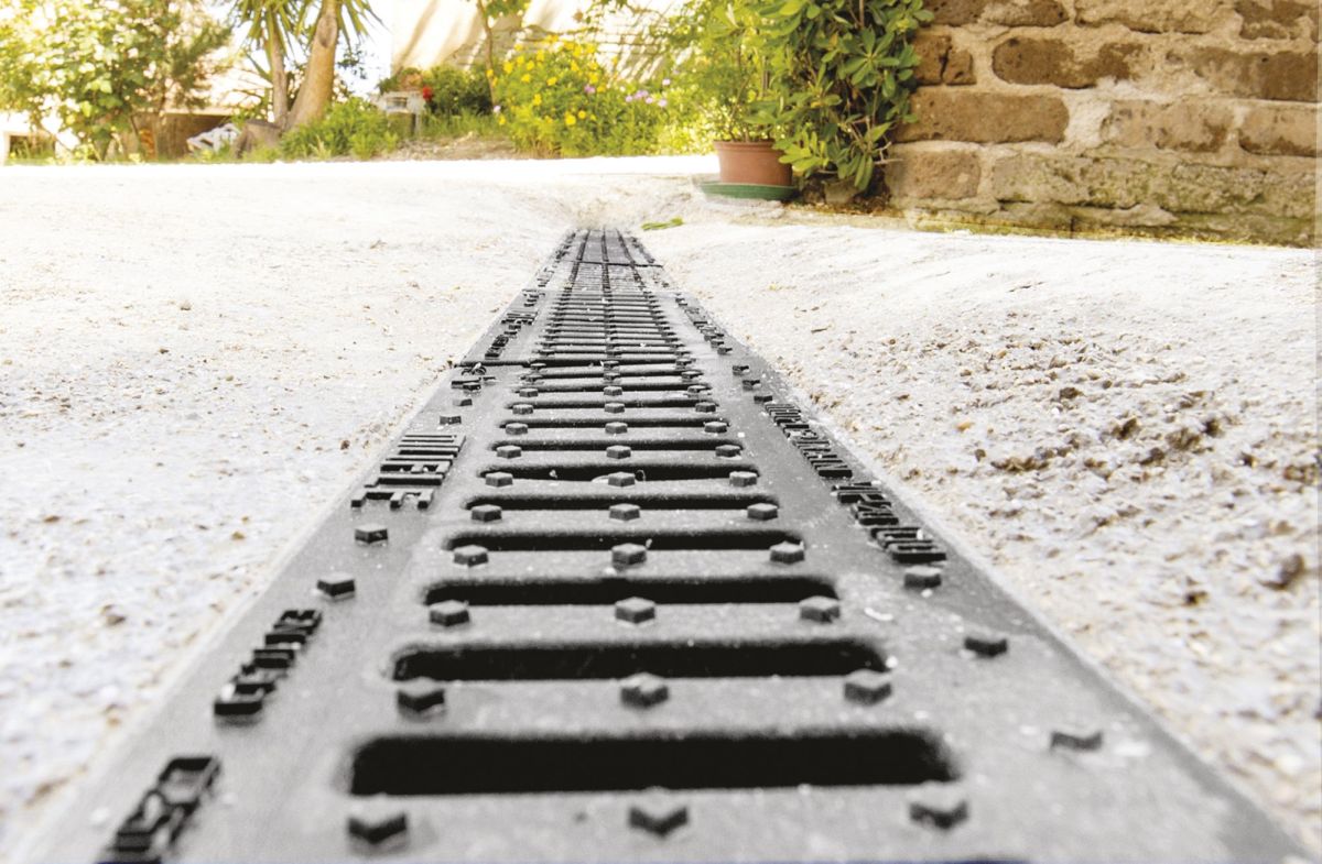 Grelha em poliamida, material leve e durável para escoamento de água.