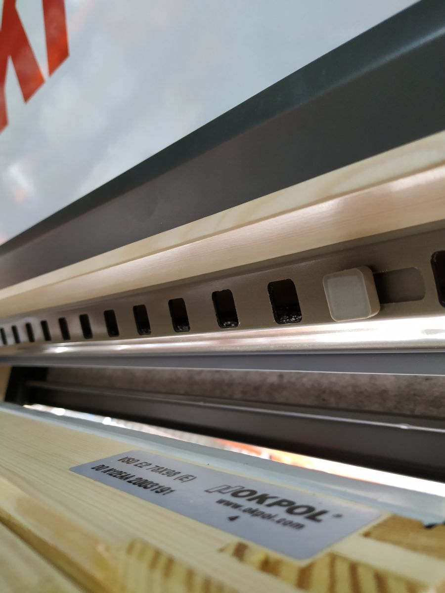 Janela de Sótão Abertura Basculante Dobradiça Central | VSO