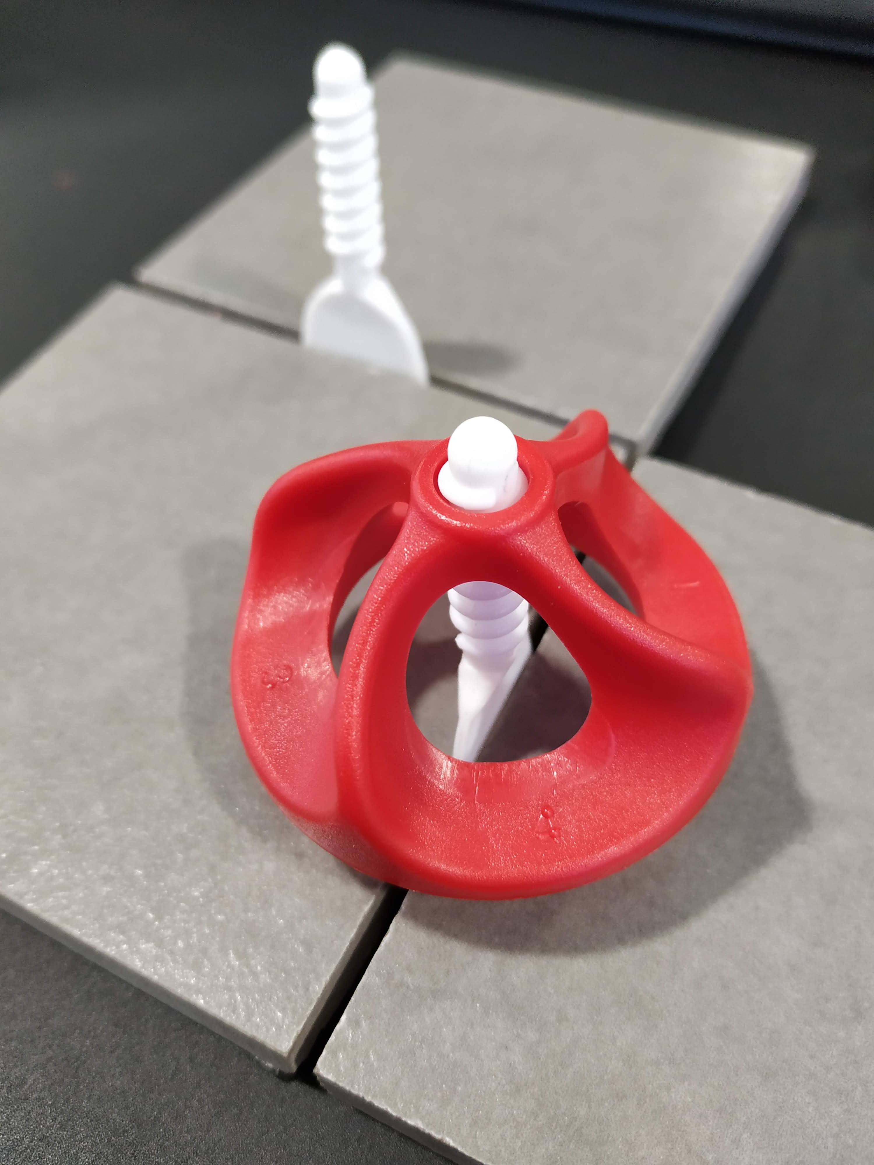 Parafuso resistente, indicado para fixações robustas e seguras.