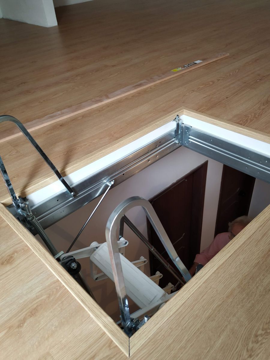 Escada recolhível SC-MOTORA, estrutura compacta e segura para acesso elevado.