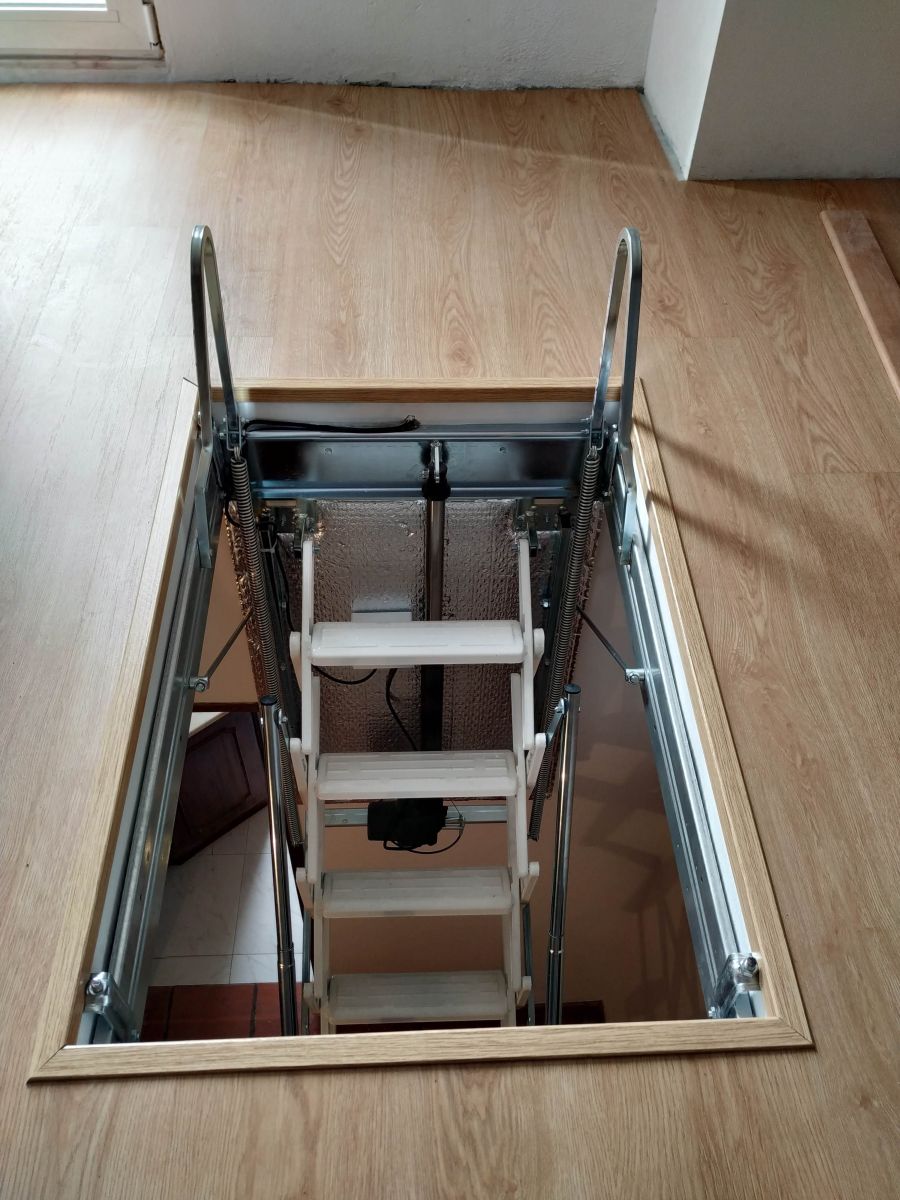 Escada recolhível SC-MOTORA, estrutura compacta e segura para acesso elevado.