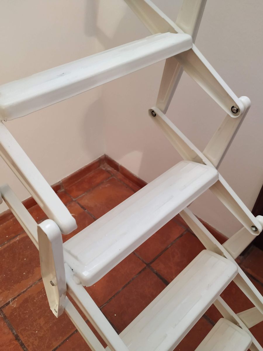 Escada recolhível SC-MOTORA, estrutura compacta e segura para acesso elevado.