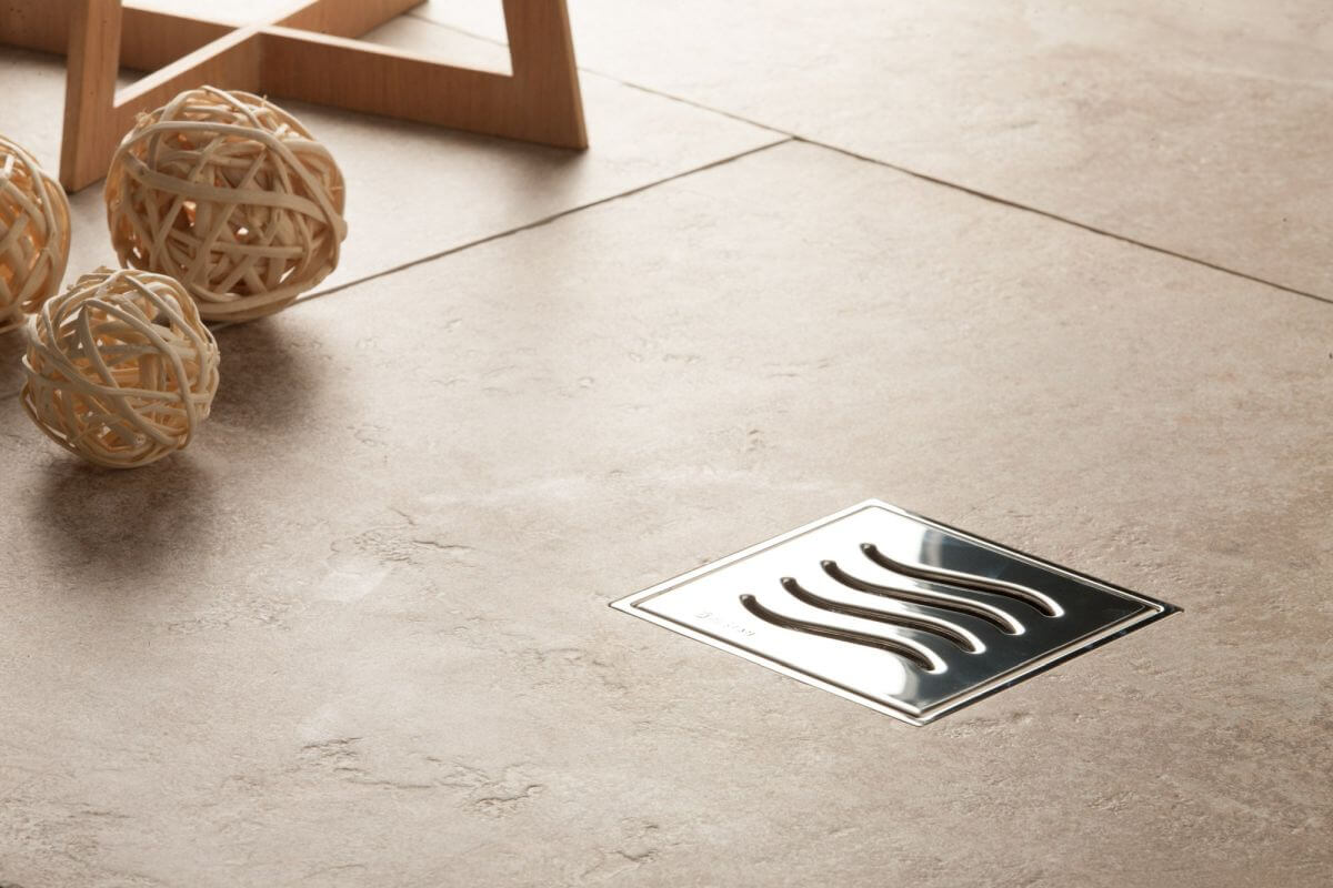 Rodapé branco de poliestireno HD curvo, resistente e moderno. Ideal para acabamentos elegantes em qualquer espaço.