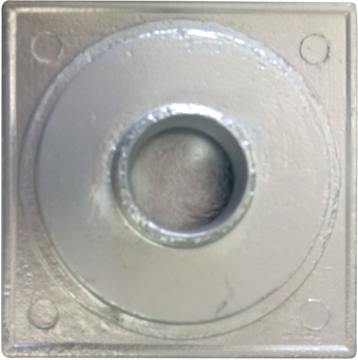 Ralo de drenagem, resistente e funcional. Ideal para escoamento eficiente em áreas internas e externas.