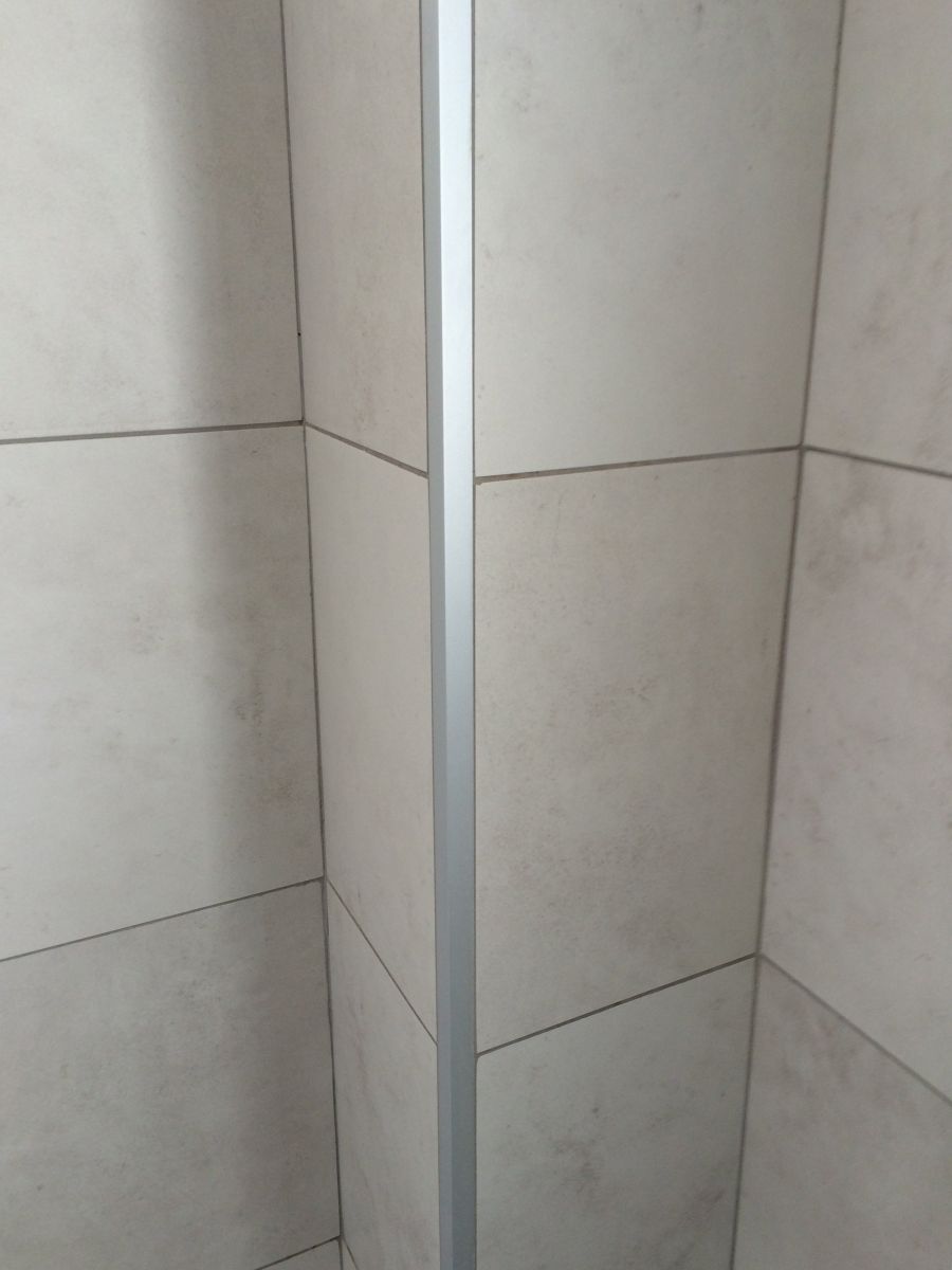 Terminal de canto para acabamento, resistente e durável. Ideal para encaixes precisos e seguros em estruturas.