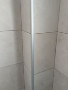 Terminal de canto para acabamento, resistente e durável. Ideal para encaixes precisos e seguros em estruturas.
