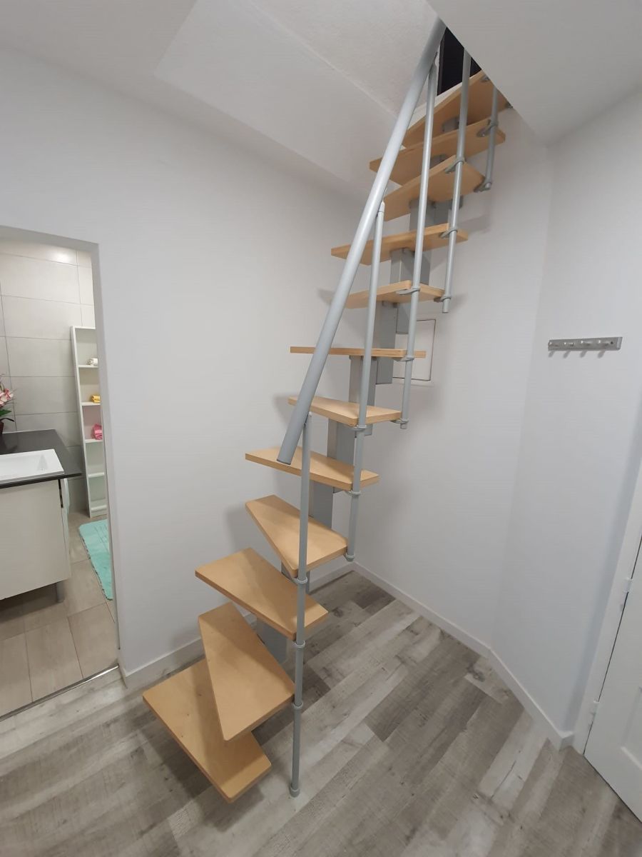 Escada Small, compacta e resistente. Perfeita para acesso a espaços elevados com segurança.