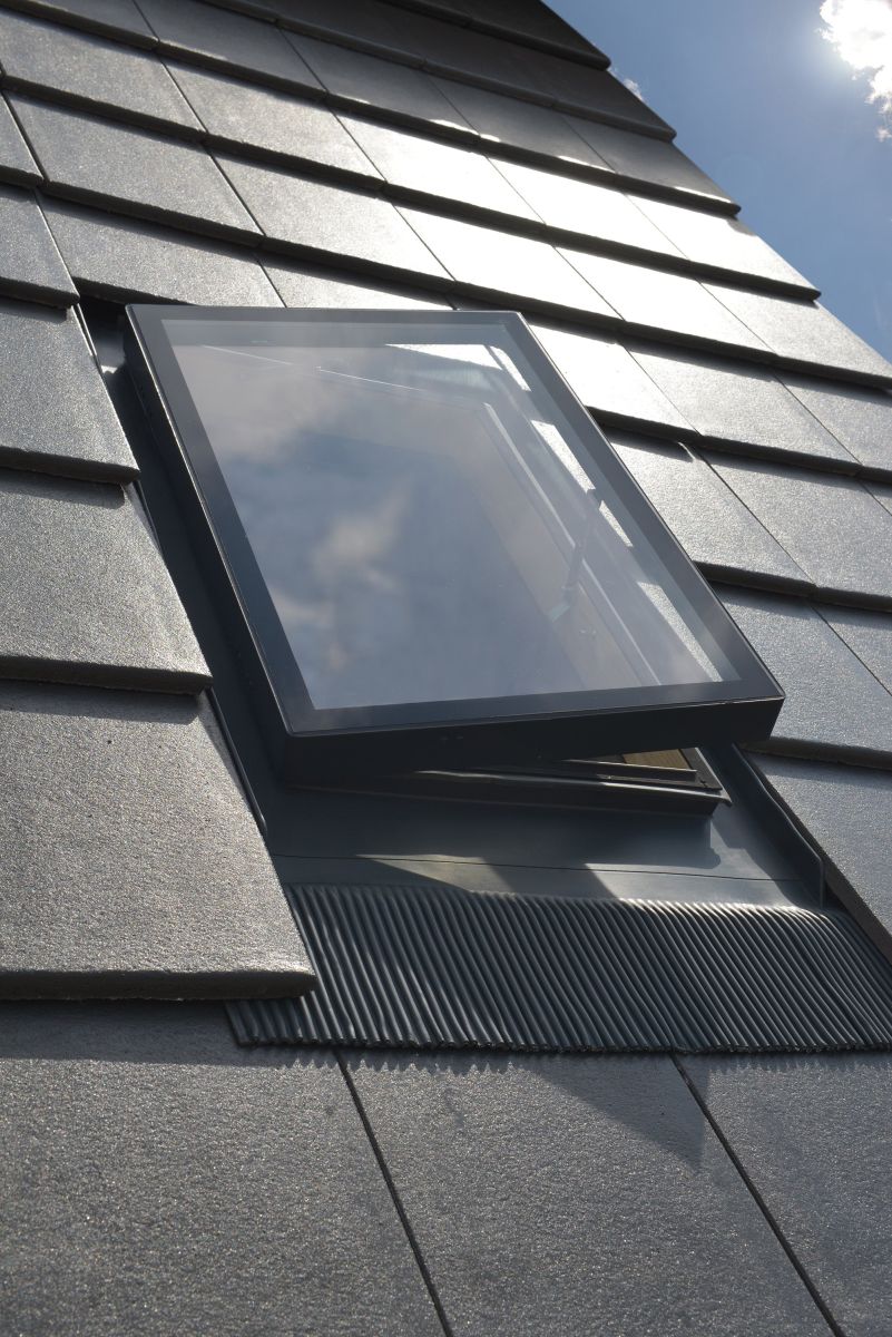 Janela de sótão WVR, design funcional para ventilação eficiente e iluminação natural.