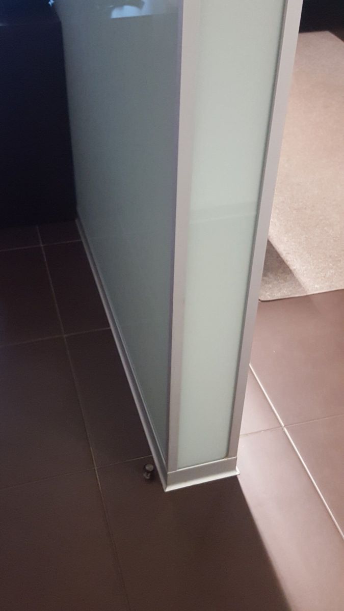 Rodapé decorativo, resistente e de fácil instalação. Ideal para acabamentos sofisticados em qualquer ambiente.